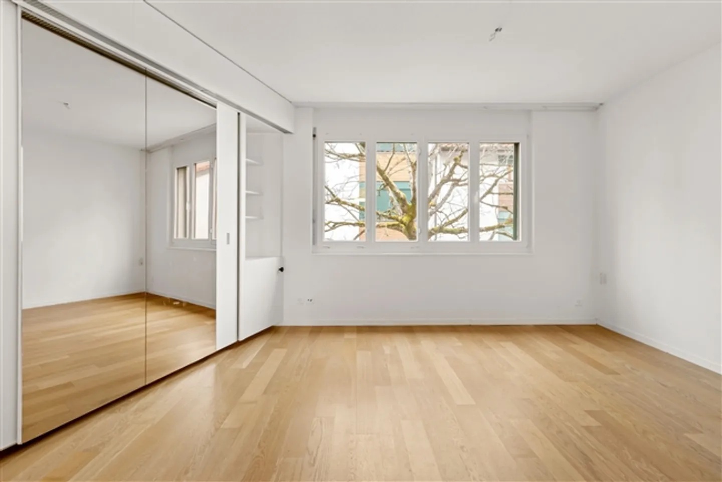 Spacious Living in a 5½ Room Townhouse Near the Lake - Photo 7 of 12