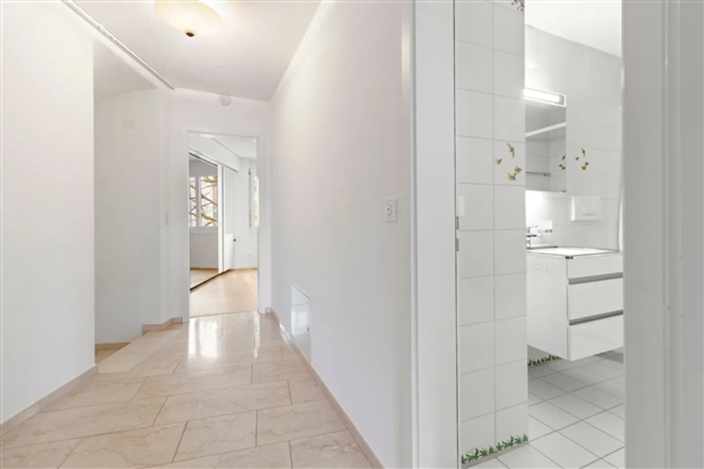 Spacious Living in a 5½ Room Townhouse Near the Lake - Photo 8 of 12