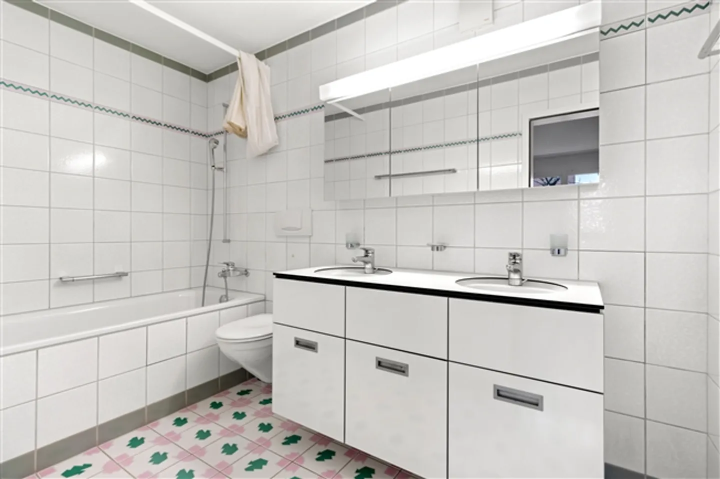 Spacious Living in a 5½ Room Townhouse Near the Lake - Photo 9 of 12