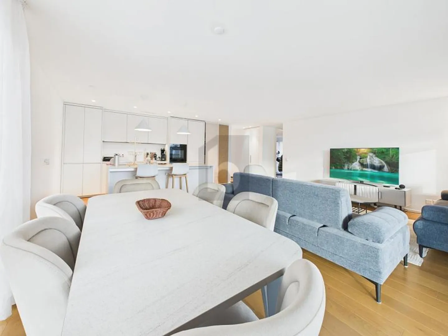 CITY-CLOSE AND LUXURIOUS - Photo 3 of 6