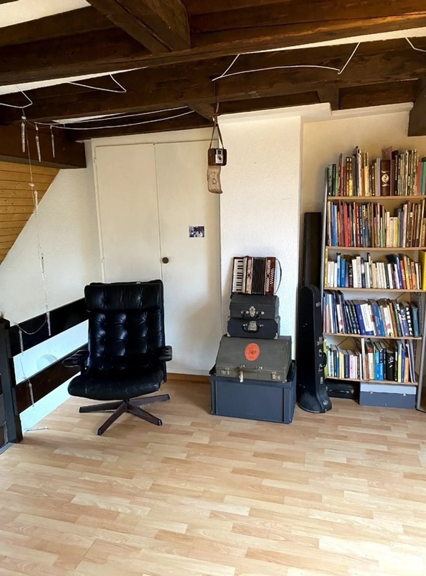 1½ ROOM ATTIC APARTMENT IN ZURICH - DISTRICT 3 SIHLFELD, FURNISHED, TEMPORARY - Photo 3 of 6