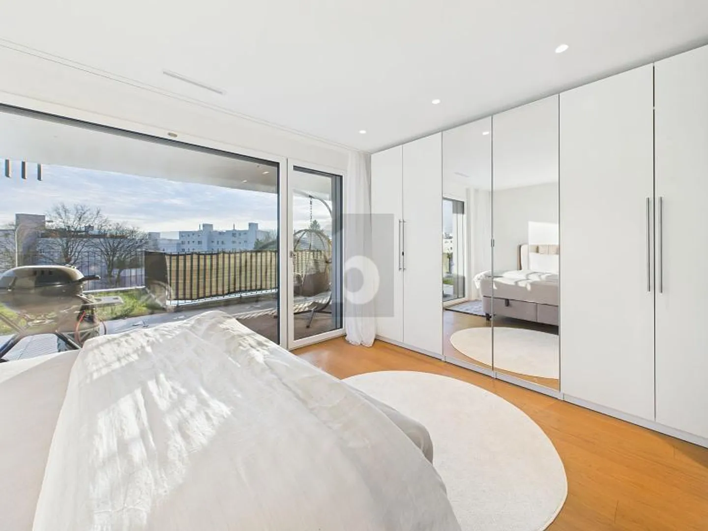 CITY-CLOSE AND LUXURIOUS - Photo 4 of 6