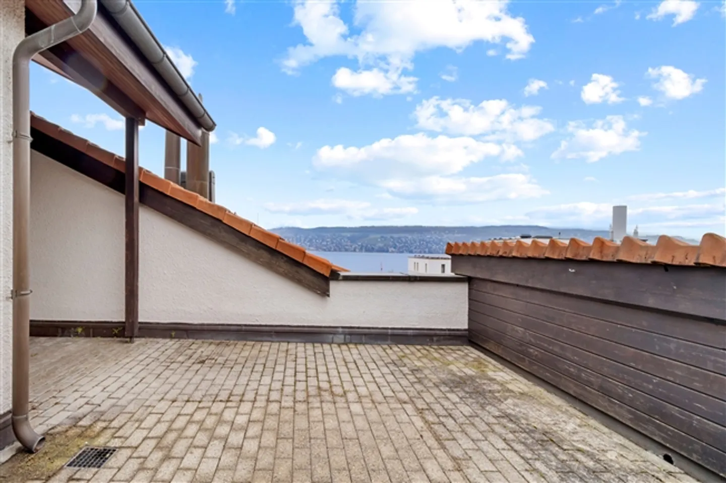 Spacious Living in a 5½ Room Townhouse Near the Lake - Photo 11 of 12