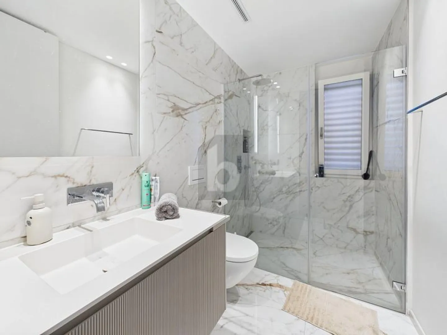 CITY-CLOSE AND LUXURIOUS - Photo 5 of 6