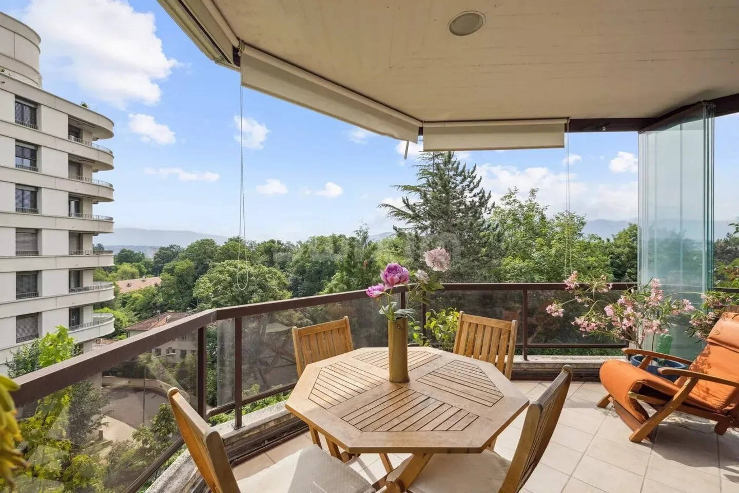 apartment with large balcony and view of Mont-Blanc - Photo 1 of 3