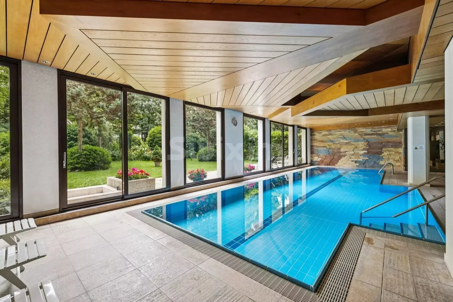 apartment with large balcony and view of Mont-Blanc - Photo 2 of 3