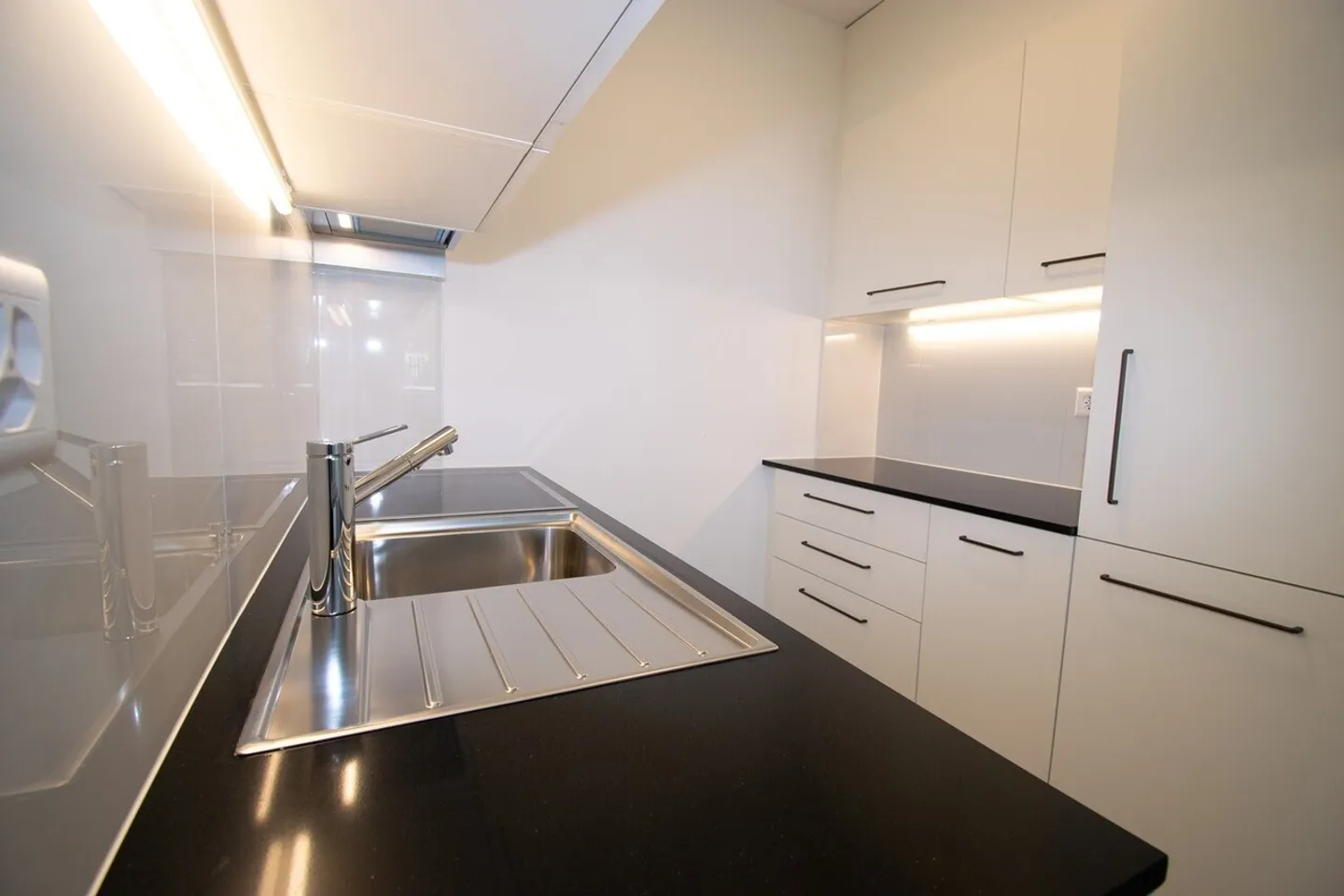 Modern Apartment with Stunning Views - Photo 4 of 11