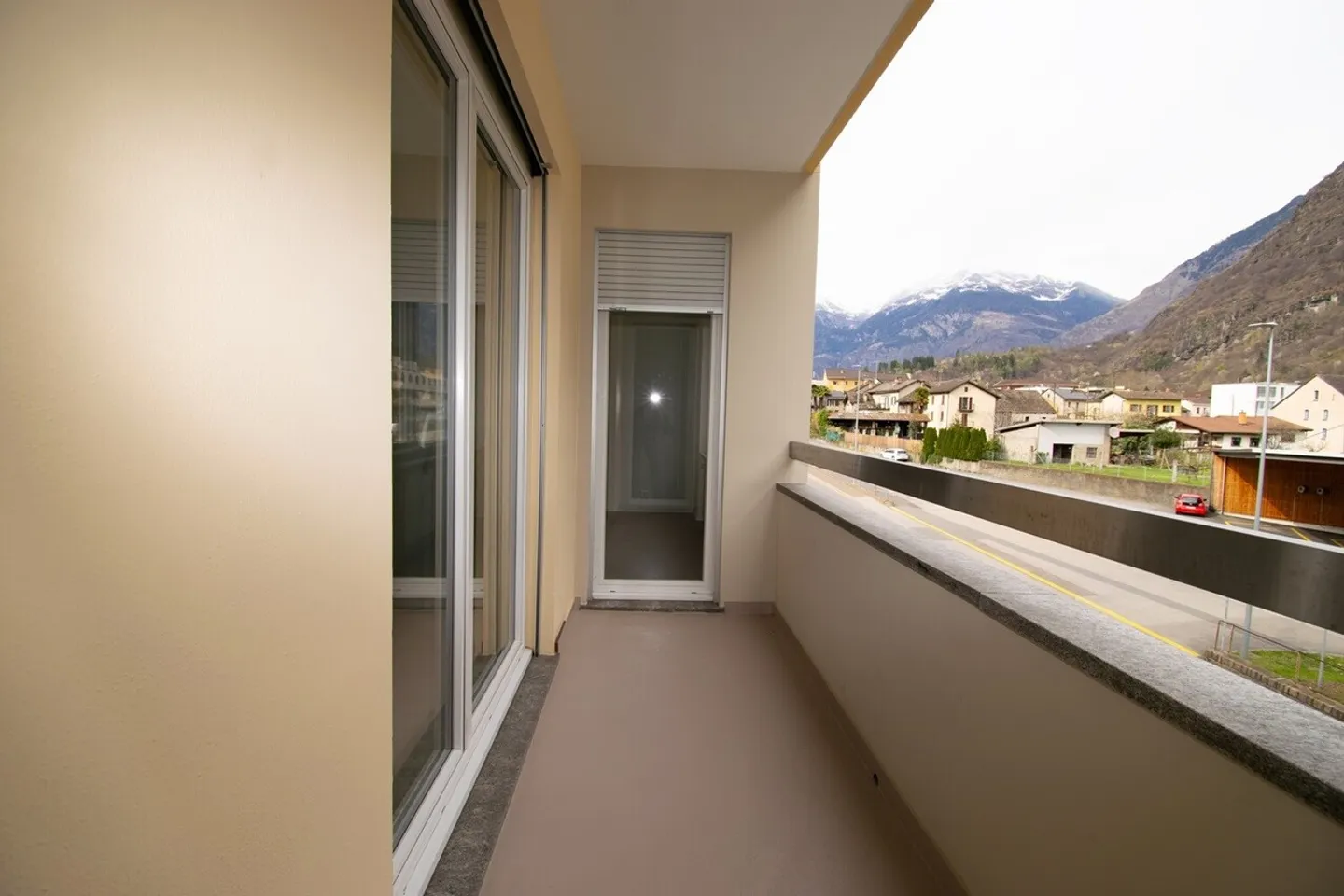 Modern Apartment with Stunning Views - Photo 11 of 11