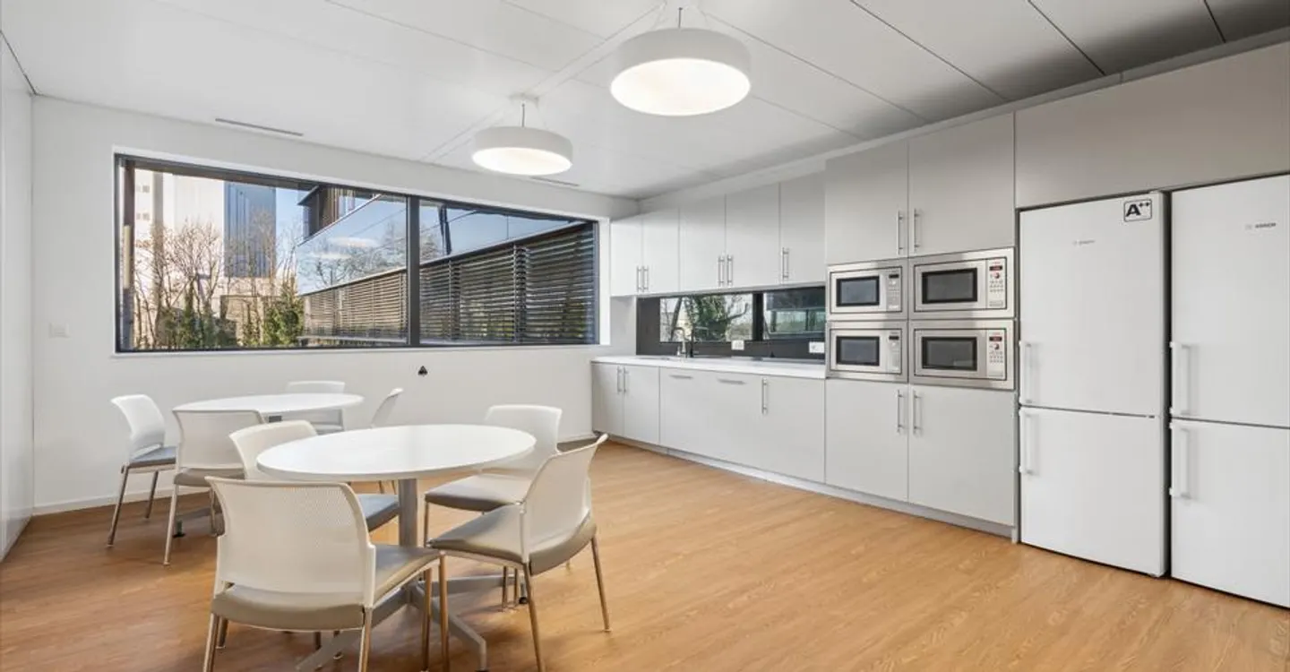 Offices for rent from 64 to 385 m² in the heart of Terre Bonne - Photo 2 of 8