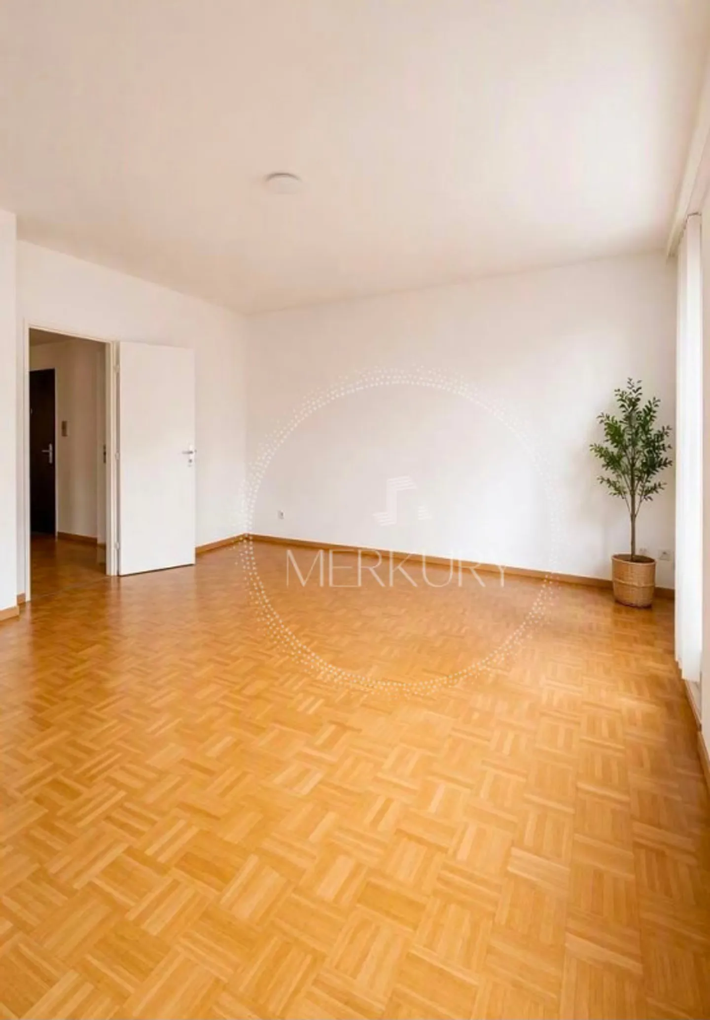 A 4.5-room apartment in the Eaux Vives area - Photo 2 of 2