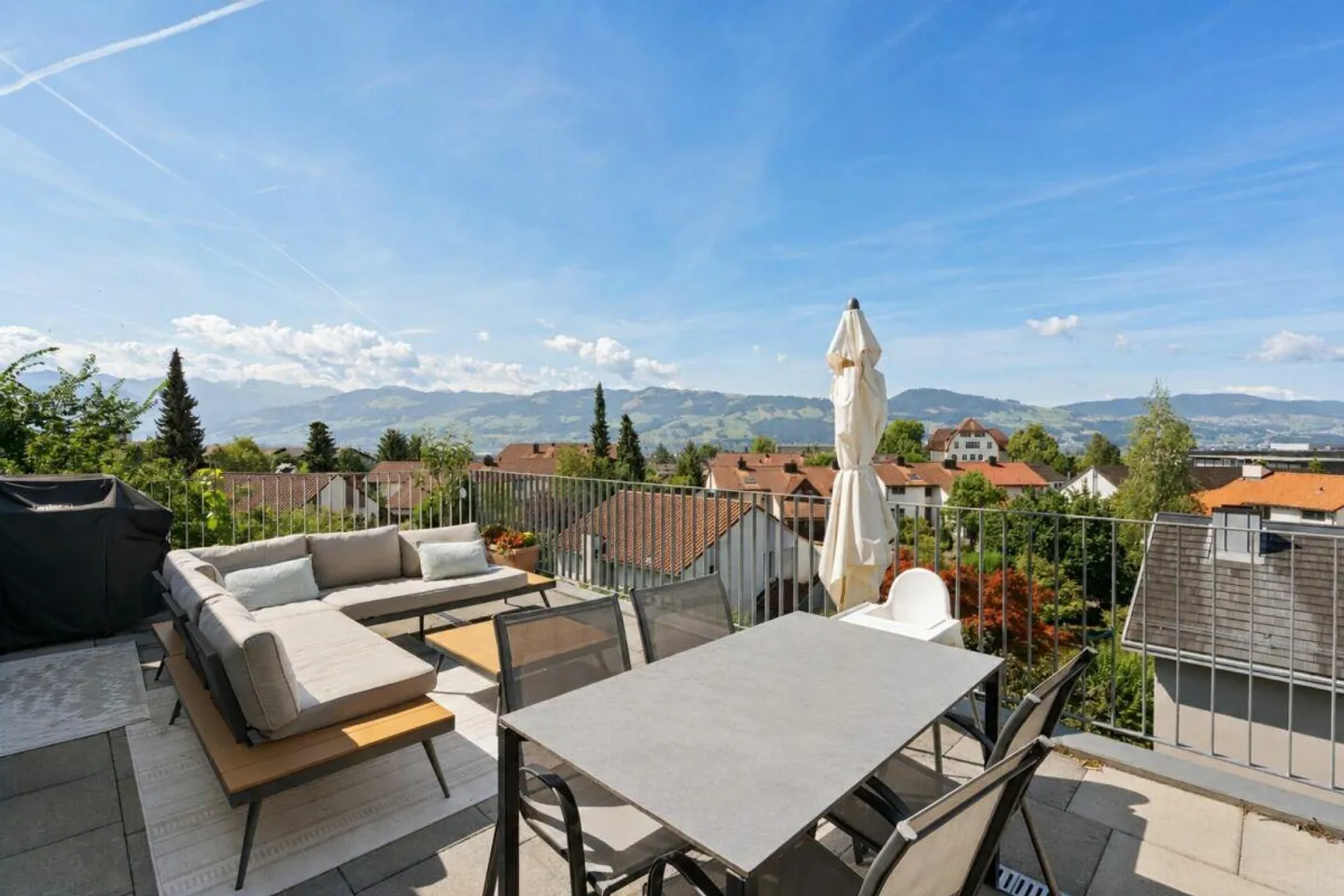 Spazioso attico con terrazza soleggiata e vista panoramica a Jona - Foto 1 di 5