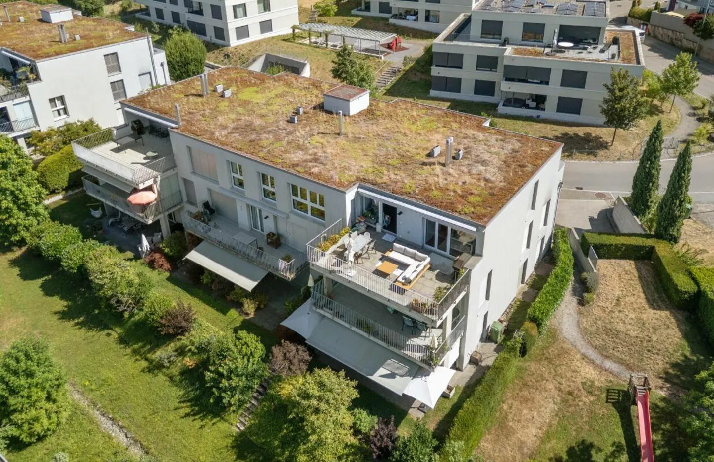 Spazioso attico con terrazza soleggiata e vista panoramica a Jona - Foto 2 di 5