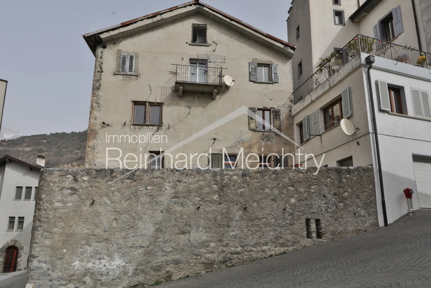 «Historisches Wohnhaus mit 3 Wohnungen mit Blick auf das Leuker Schloss» - Foto 2 von 52