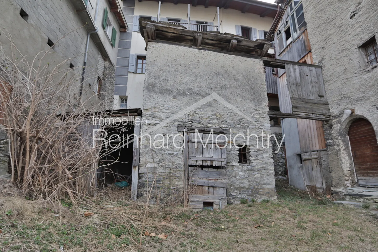 «Historisches Wohnhaus mit 3 Wohnungen mit Blick auf das Leuker Schloss» - Foto 8 von 52