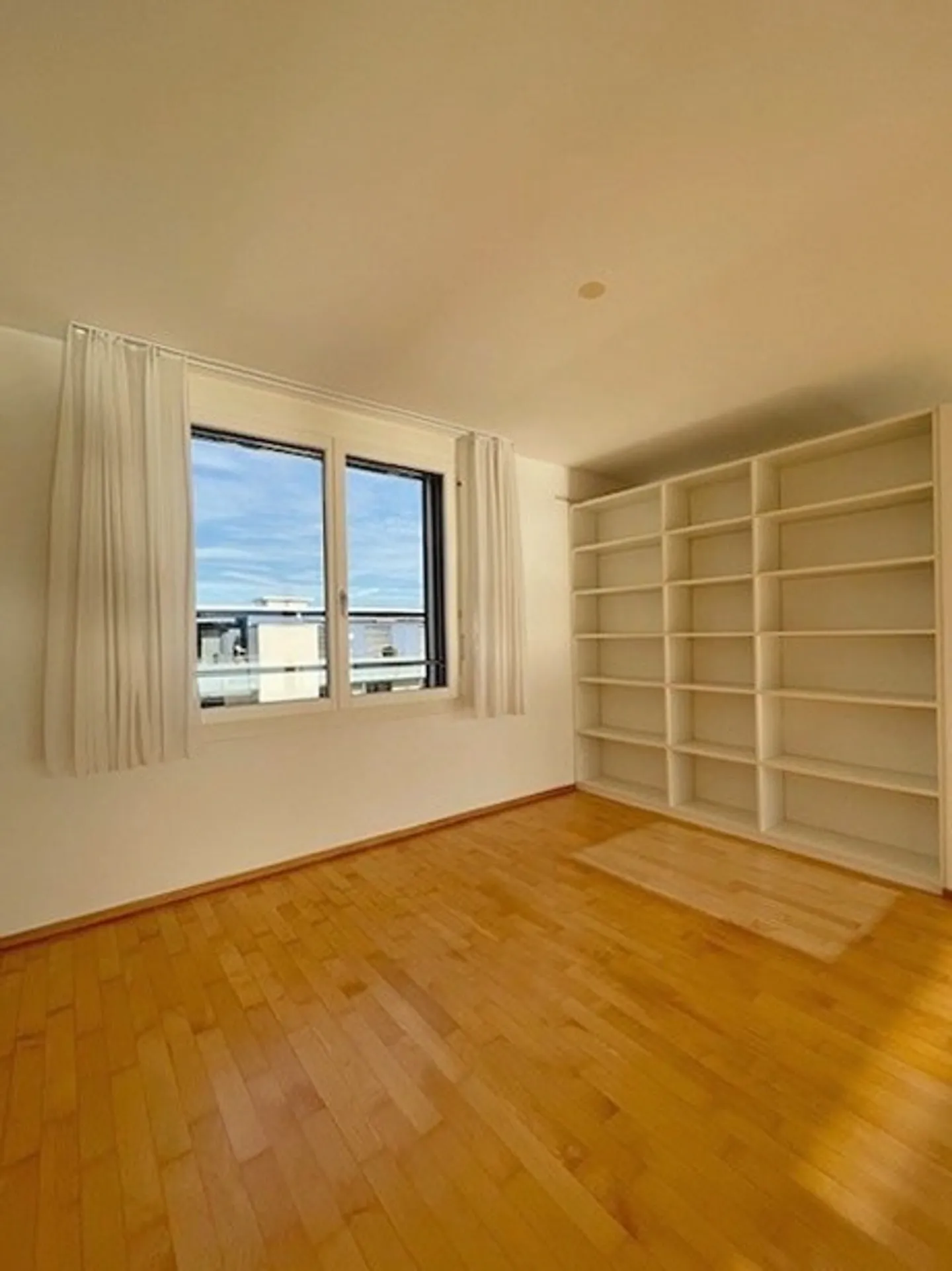 Attraktive 3.5-Zimmer-Attikawohnung mit grosser Terrasse und Weitblick bis Pilatus - Foto 3 di 4