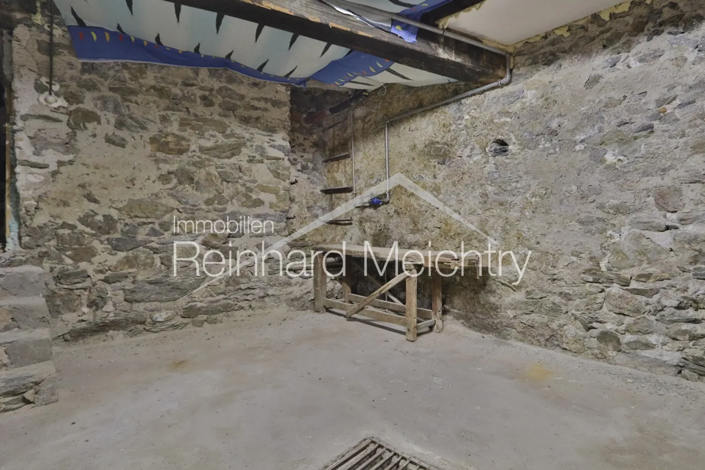 «Historisches Wohnhaus mit 3 Wohnungen mit Blick auf das Leuker Schloss» - Foto 49 von 52