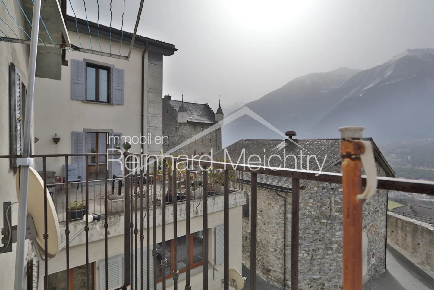 «Historisches Wohnhaus mit 3 Wohnungen mit Blick auf das Leuker Schloss» - Foto 41 von 52