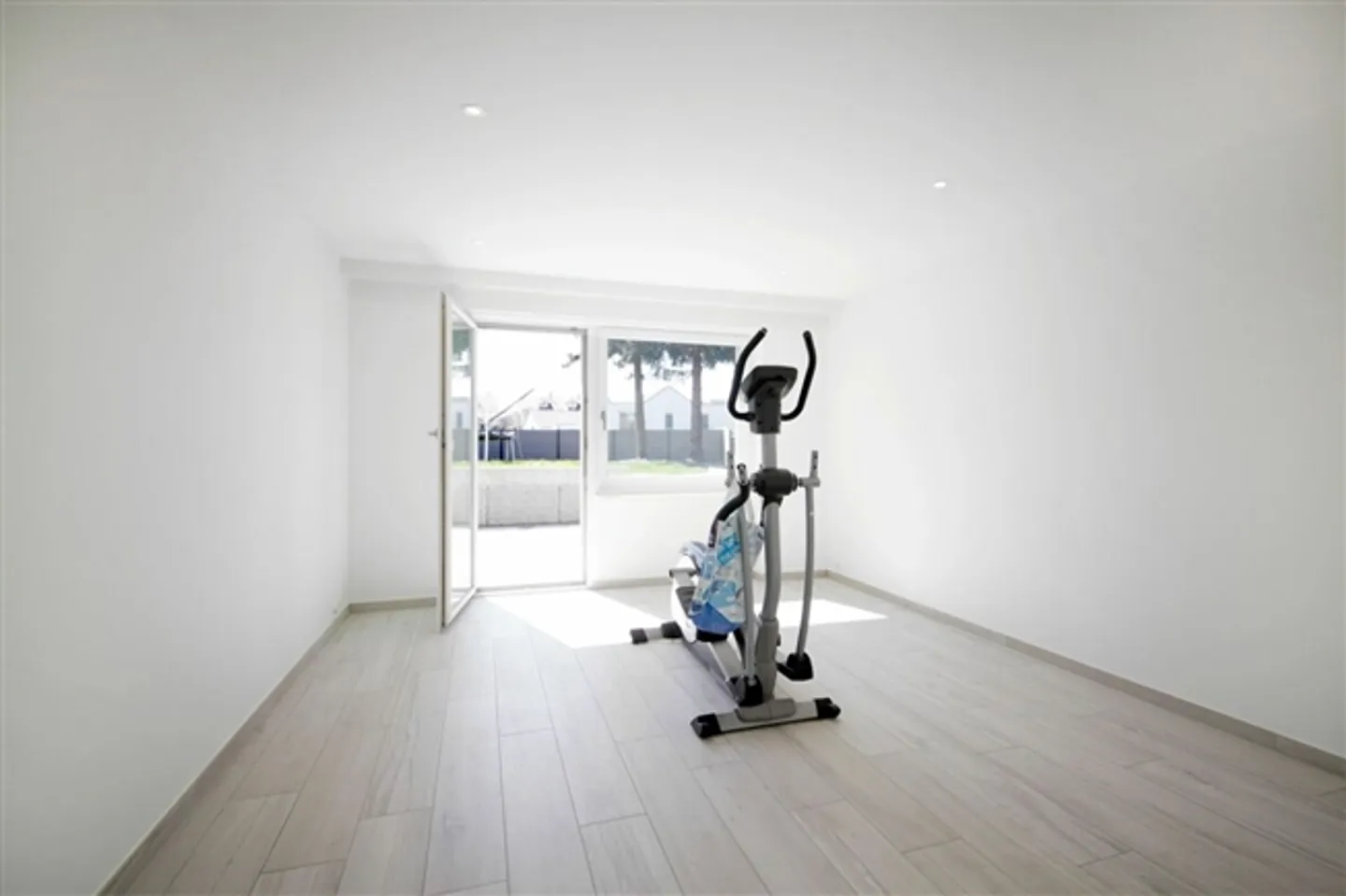 Appartamento elevato di 2,5 stanze con un enorme giardino! - Foto 6 di 8