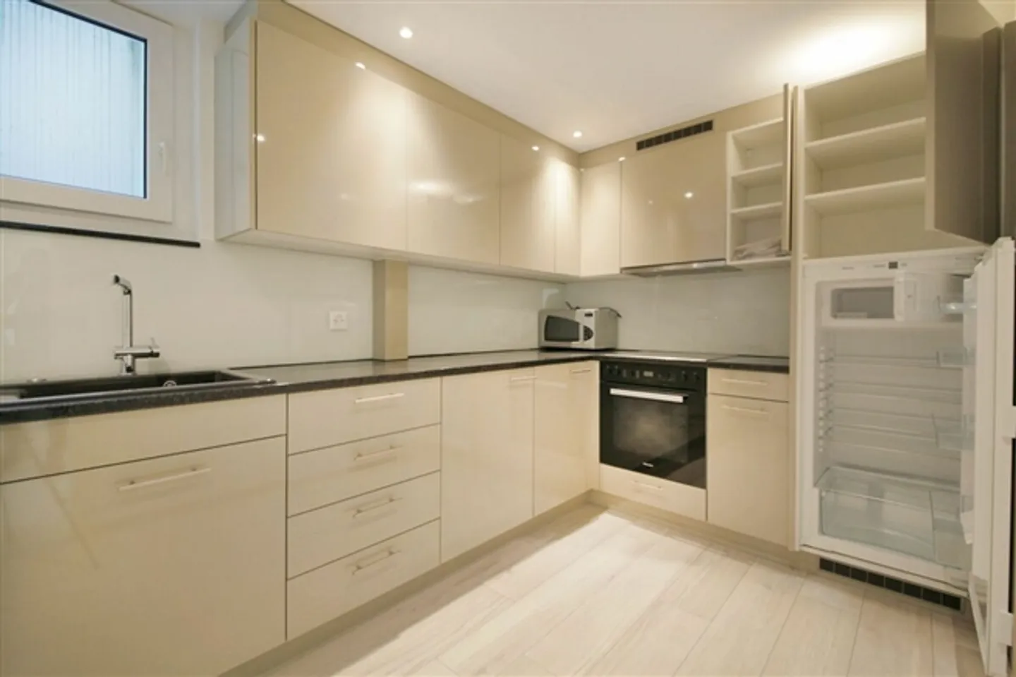 Appartamento elevato di 2,5 stanze con un enorme giardino! - Foto 7 di 8