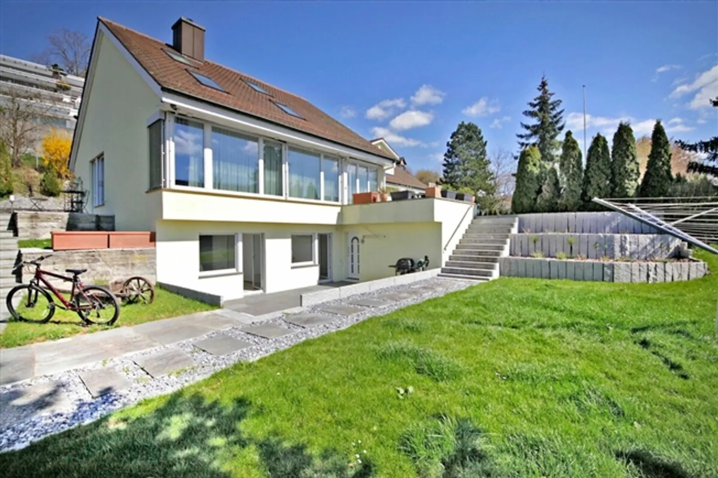 Appartamento elevato di 2,5 stanze con un enorme giardino! - Foto 1 di 8