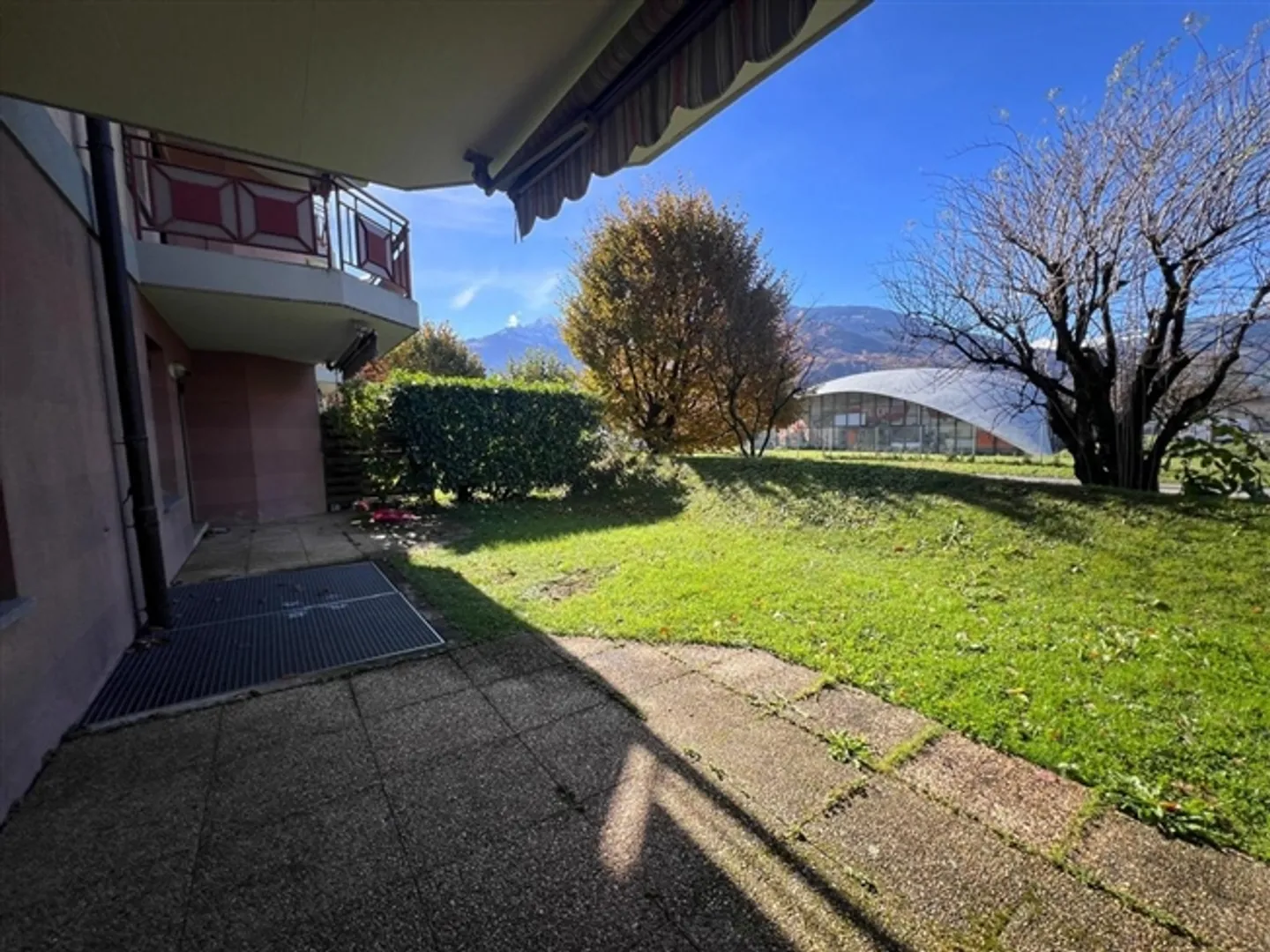 Appartamento con 5,5 stanze al piano terra in affitto - Foto 1 di 12