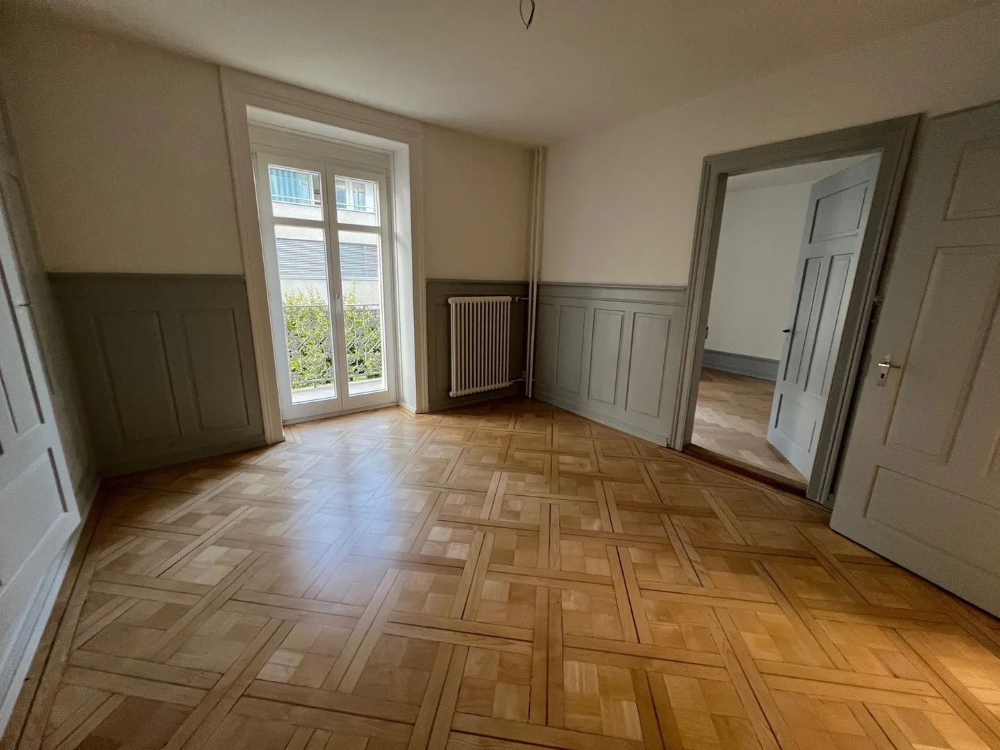 Central, urban, charming – Living in the popular Zurich District 4 - Photo 2 of 9