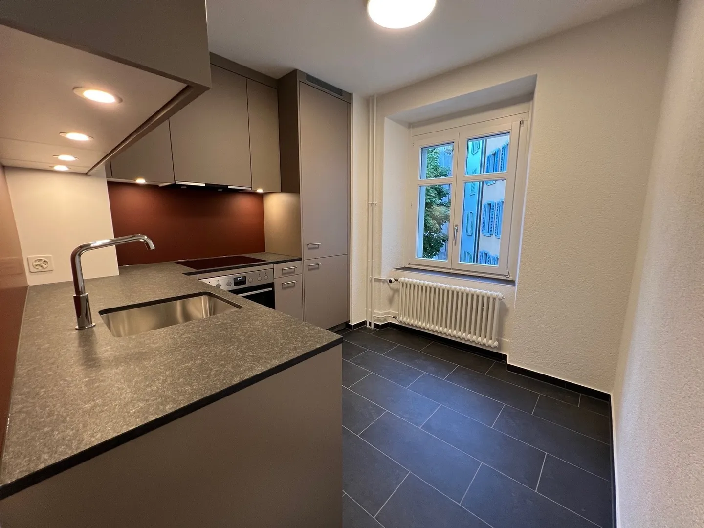 Central, urban, charming – Living in the popular Zurich District 4 - Photo 4 of 9