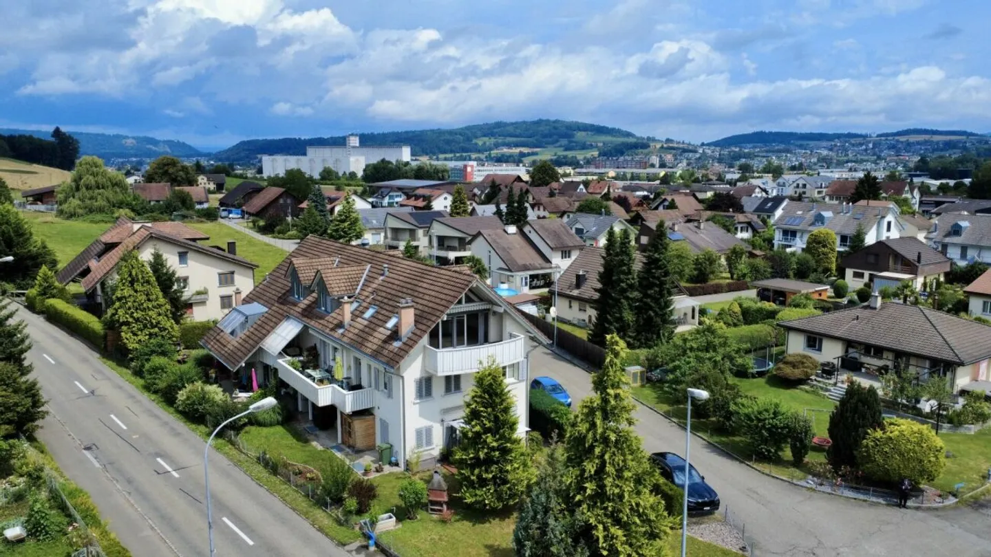 Appartement exclusif de 4,5 pièces avec vue sur la montagne et accès direct par ascenseur - Photo 2 sur 14