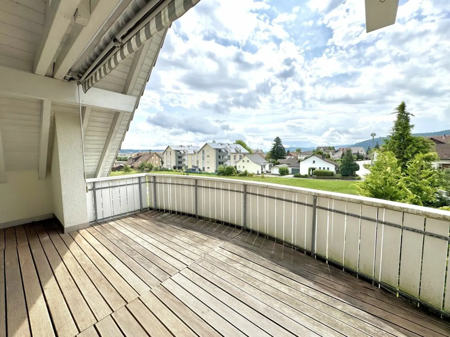 Appartement exclusif de 4,5 pièces avec vue sur la montagne et accès direct par ascenseur - Photo 3 sur 14