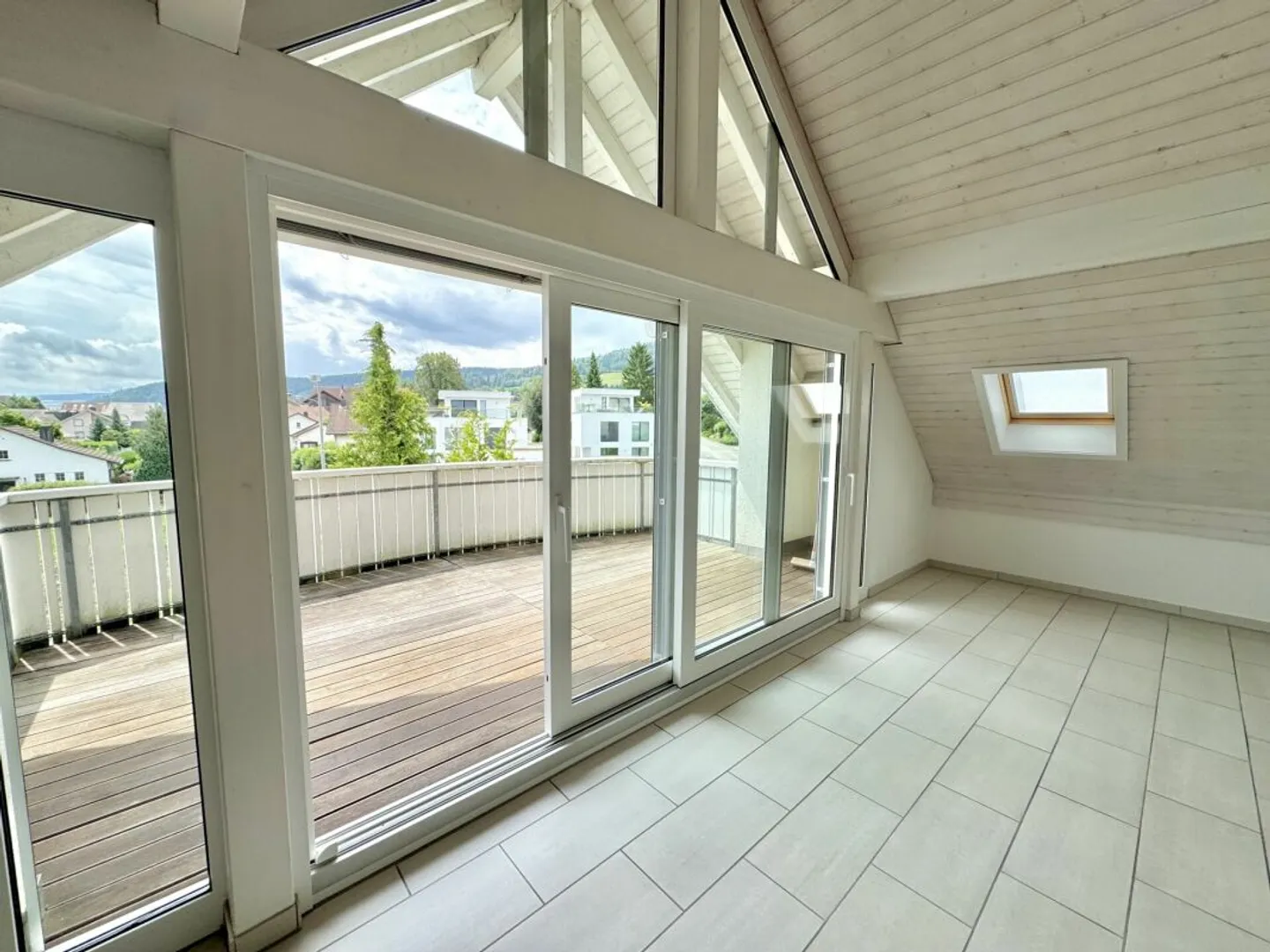 Appartement exclusif de 4,5 pièces avec vue sur la montagne et accès direct par ascenseur - Photo 5 sur 14