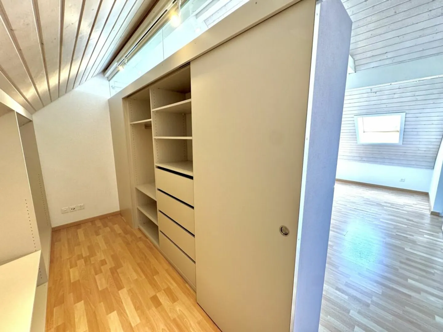 Appartement exclusif de 4,5 pièces avec vue sur la montagne et accès direct par ascenseur - Photo 9 sur 14