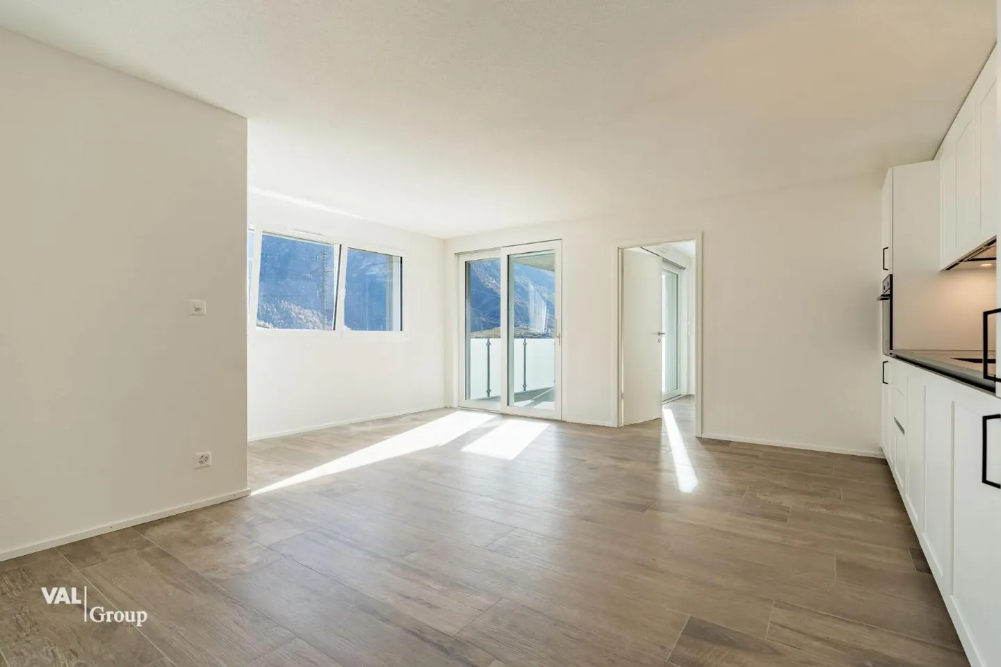 A modern living concept in this 4.5-room apartment with balcony - Photo 1 of 13
