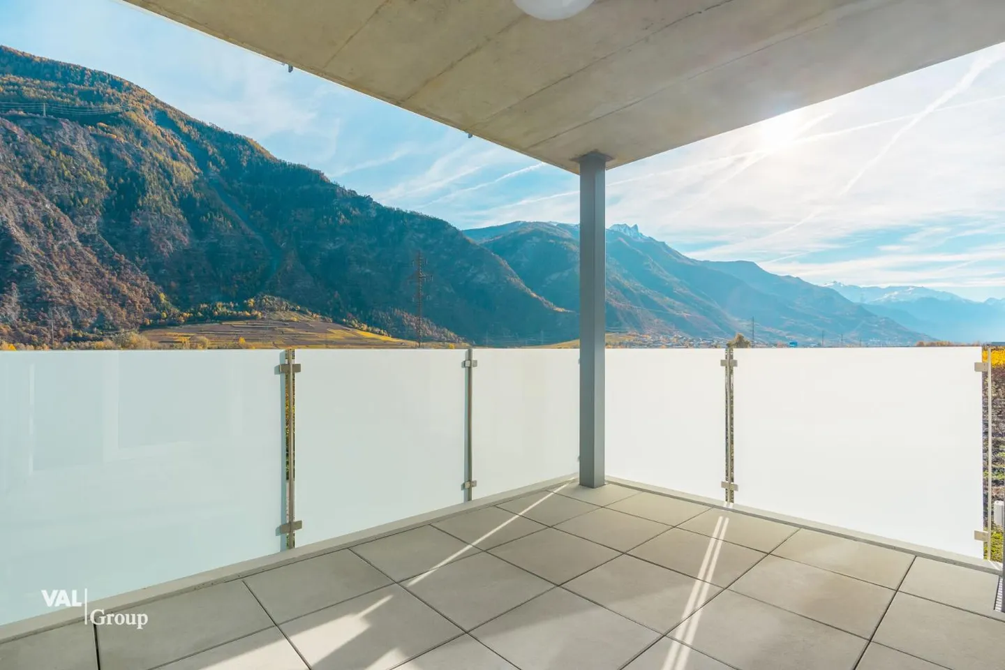 A modern living concept in this 4.5-room apartment with balcony - Photo 2 of 13