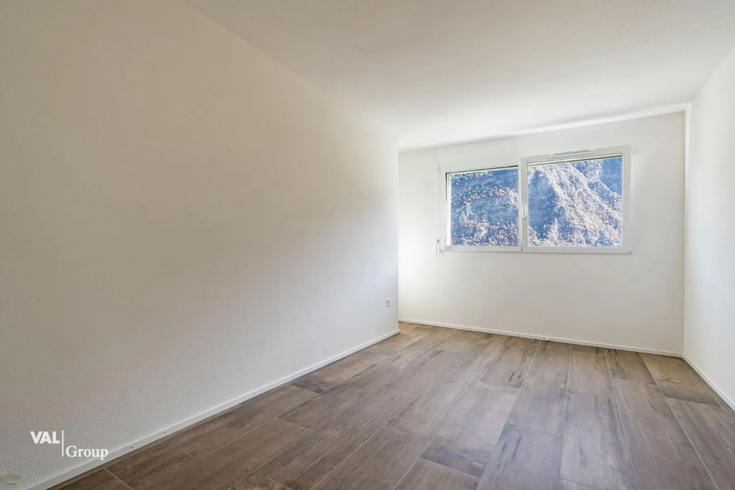 A modern living concept in this 4.5-room apartment with balcony - Photo 3 of 13
