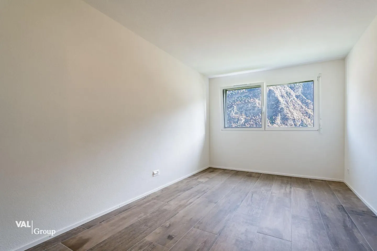 A modern living concept in this 4.5-room apartment with balcony - Photo 4 of 13