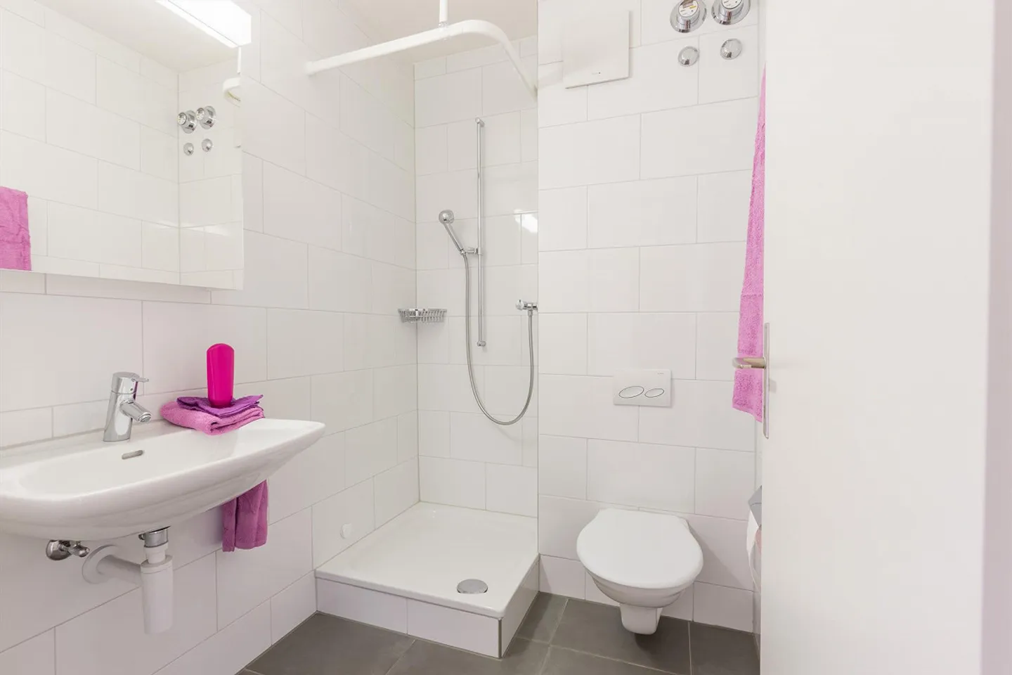 Living in a quiet yet central location - Photo 8 of 10