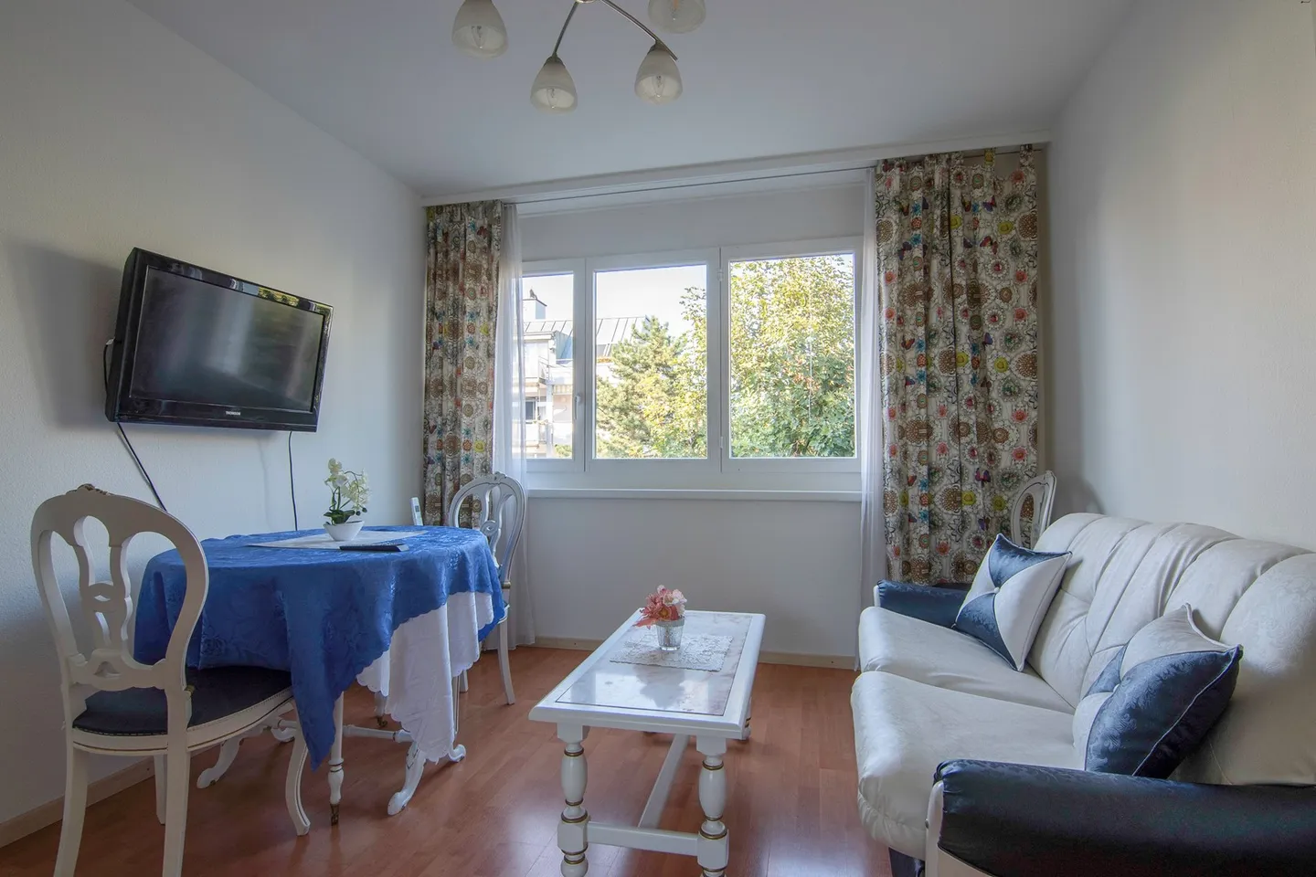 Bright Apartment with Balcony - Photo 2 of 10