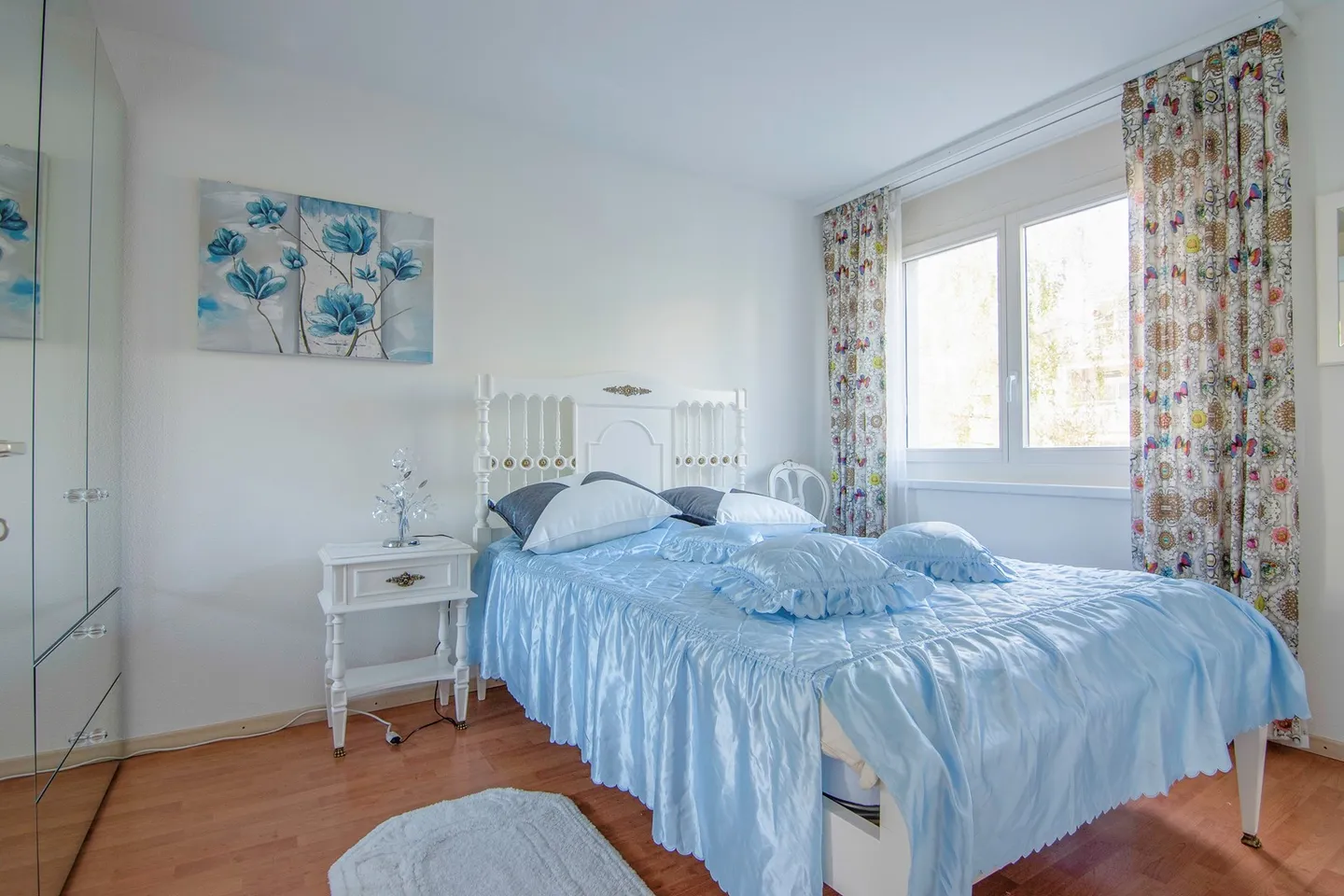 Bright Apartment with Balcony - Photo 3 of 10