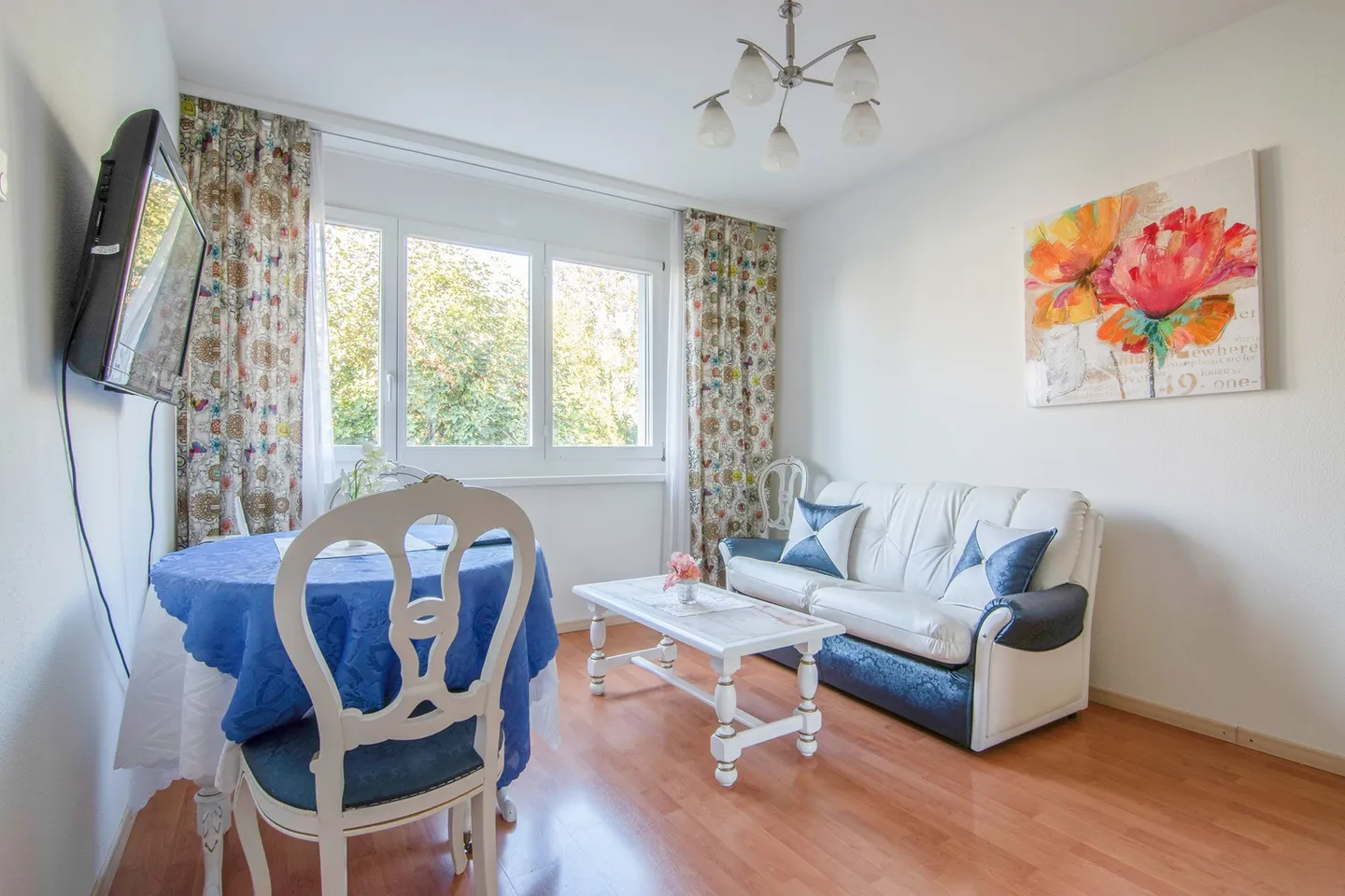 Bright Apartment with Balcony - Photo 4 of 10