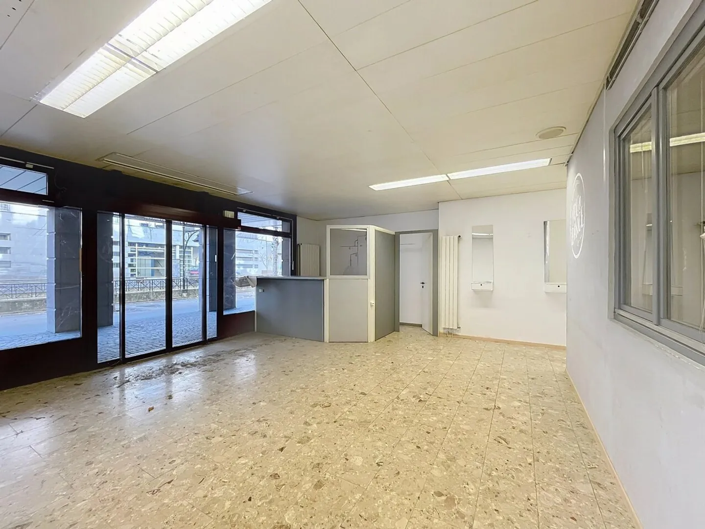 Spazio commerciale spazioso nel centro di Sierre - Foto 3 di 12