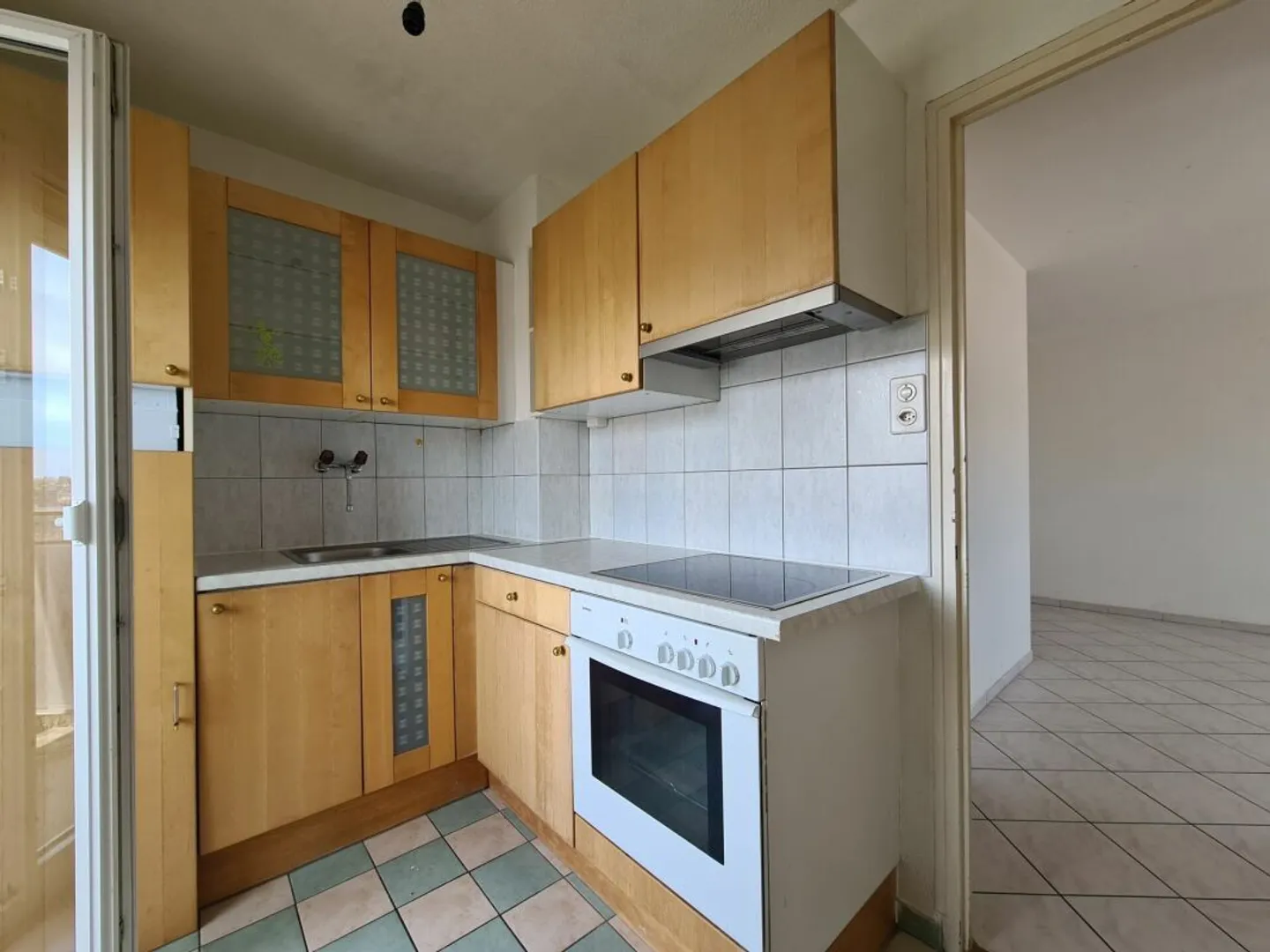 Bright 2.5 Room Apartment - Photo 2 of 6