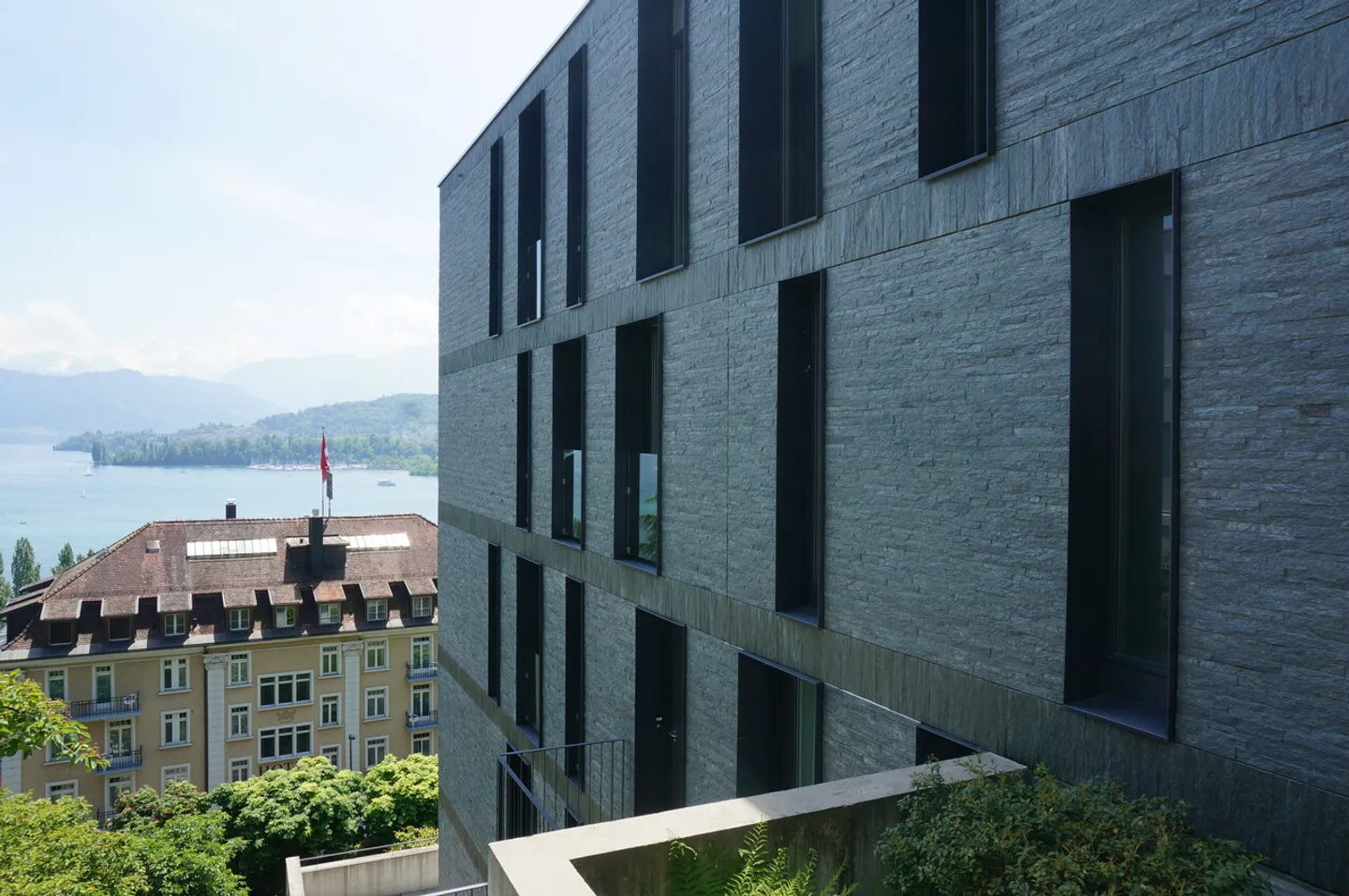 Gedeckter Parkplatz mit Aufzug - Foto 1 von 2