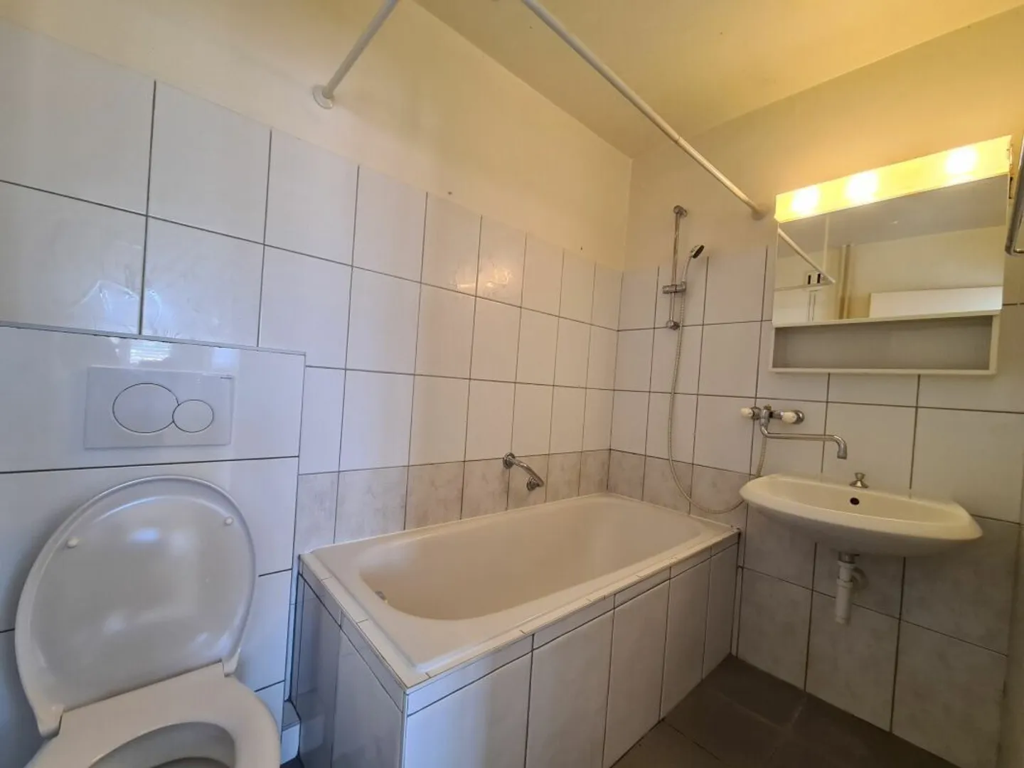 Bright 2.5 Room Apartment - Photo 5 of 6