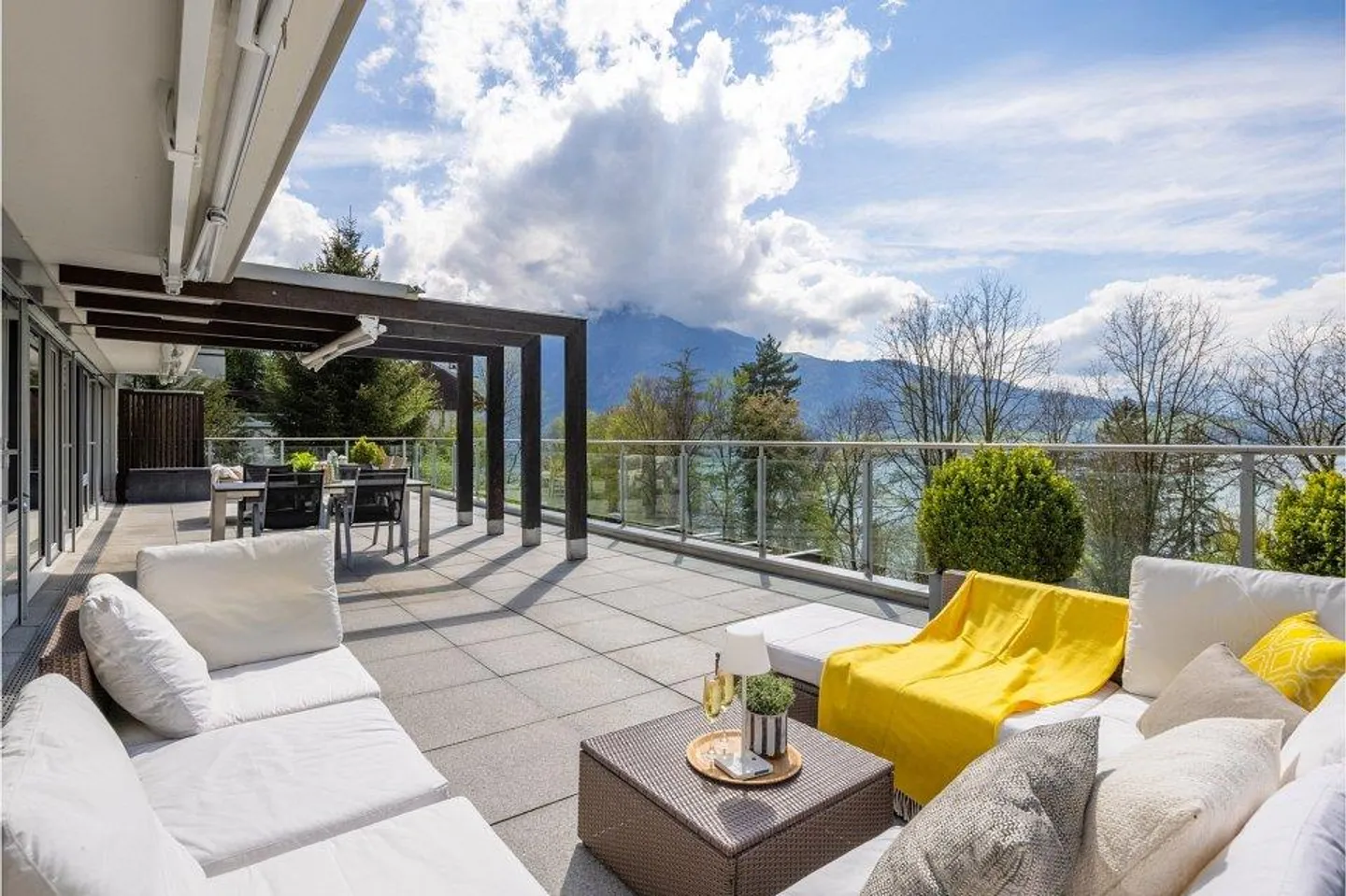 Exclusive 4.5-room terrace apartment with panoramic views in Walchwil - Photo 1 of 6