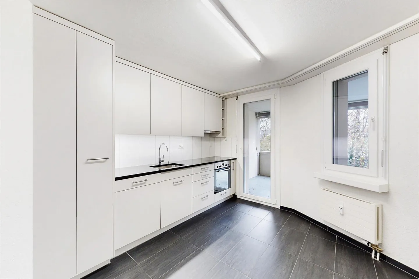 Ampio appartamento con giardino in posizione centrale - Foto 3 di 9