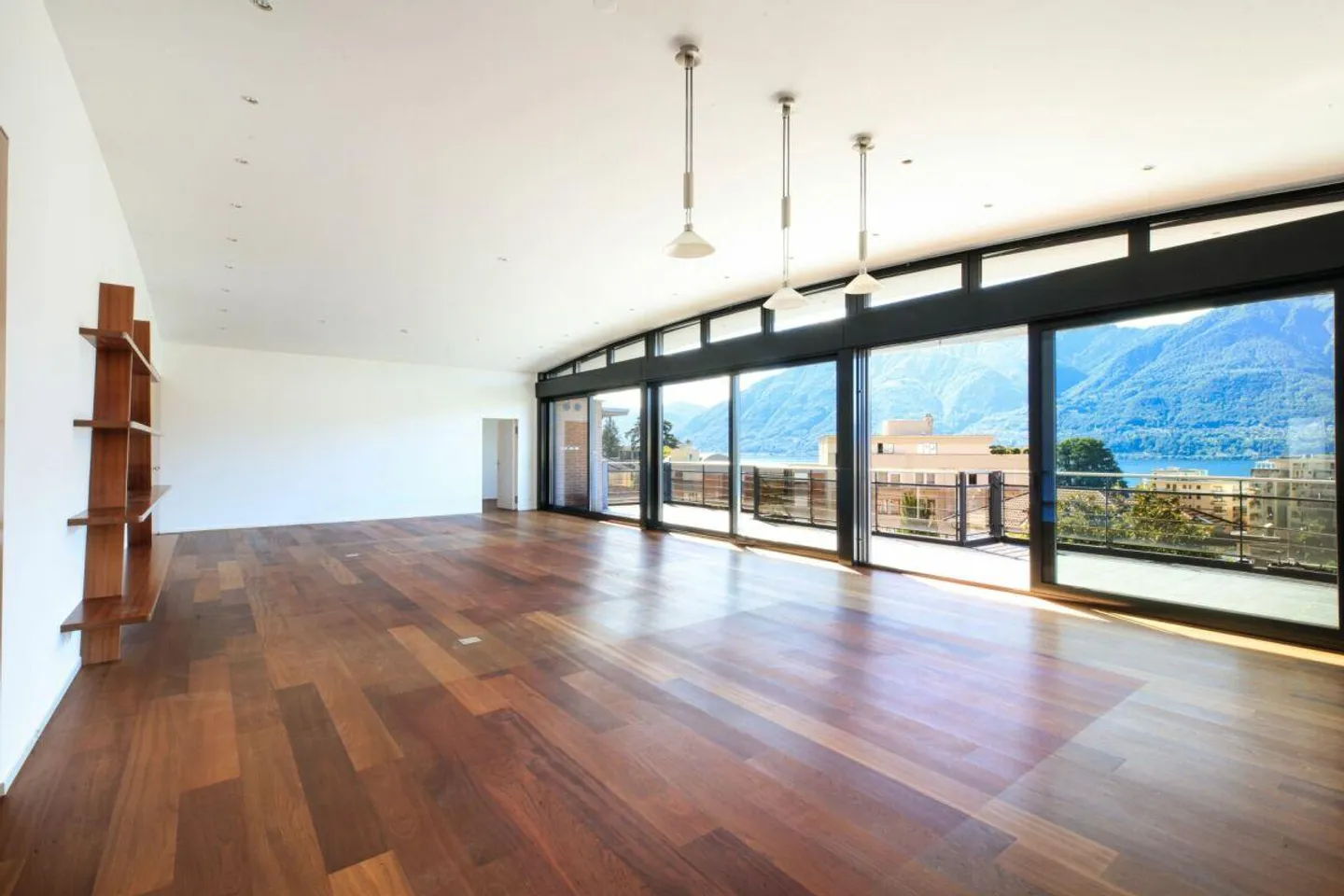 MURALTO - Attico spazioso con vista sul Lago Maggiore - Foto 2 di 30