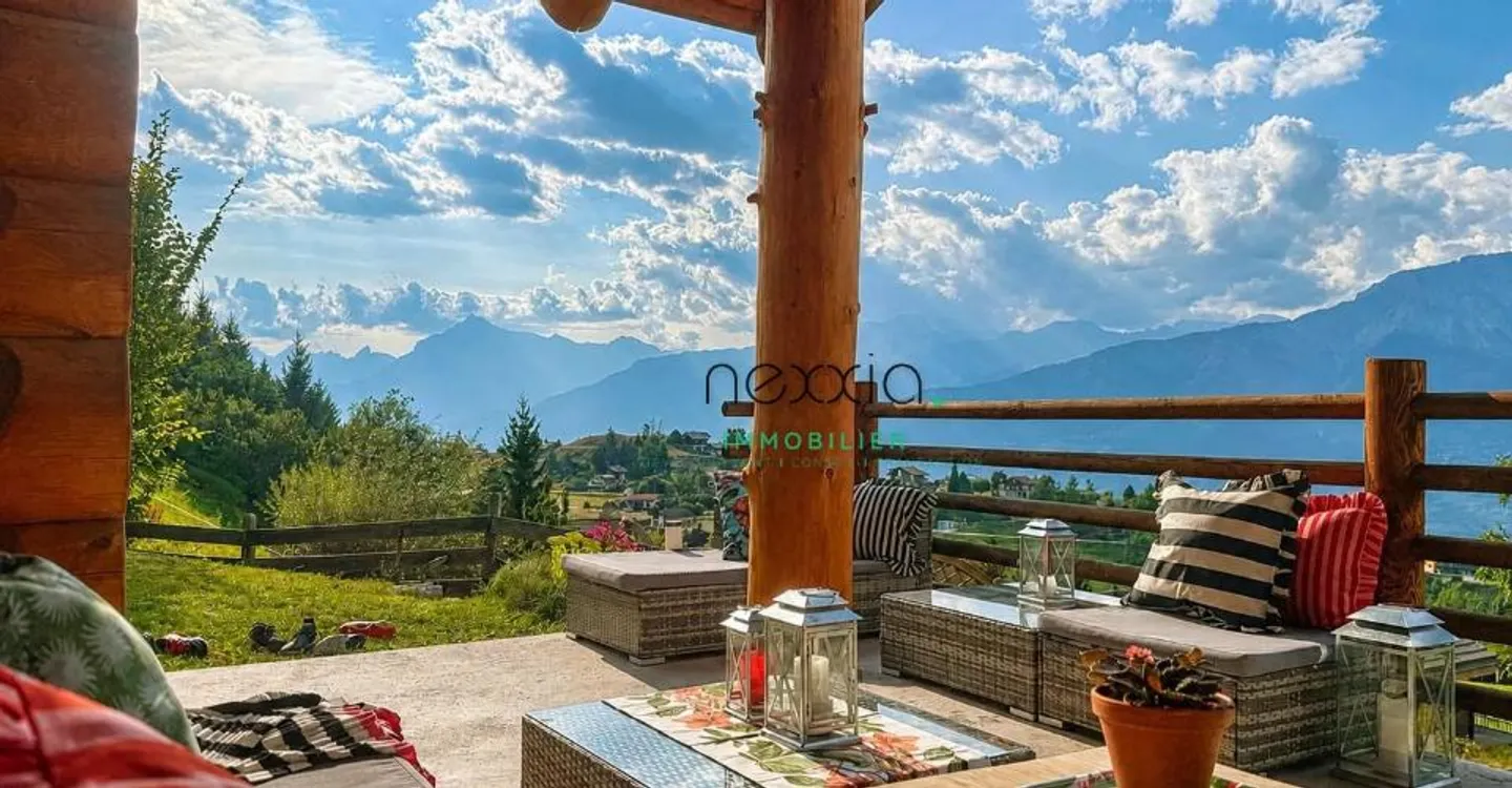 Chalet with Panoramic Views - Photo 2 of 11