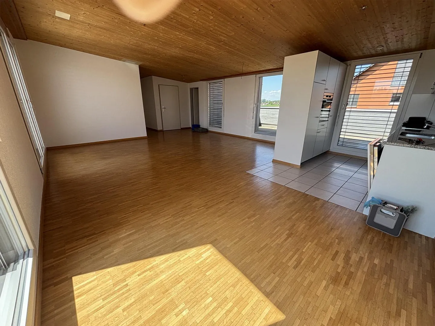 Spacious penthouse apartment with a view - Photo 3 of 13