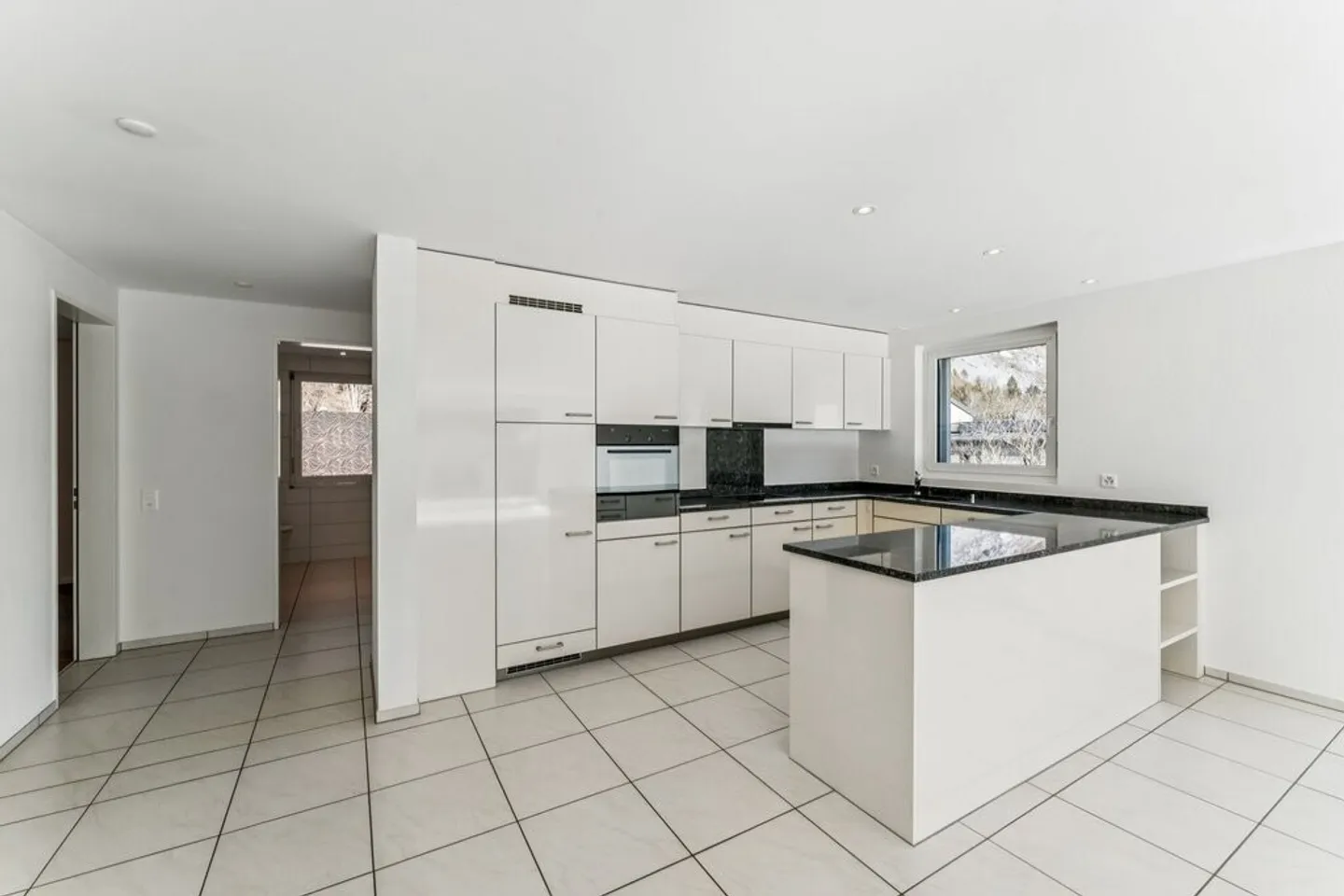 Spacious 3.5-Room Apartment - Photo 3 of 11