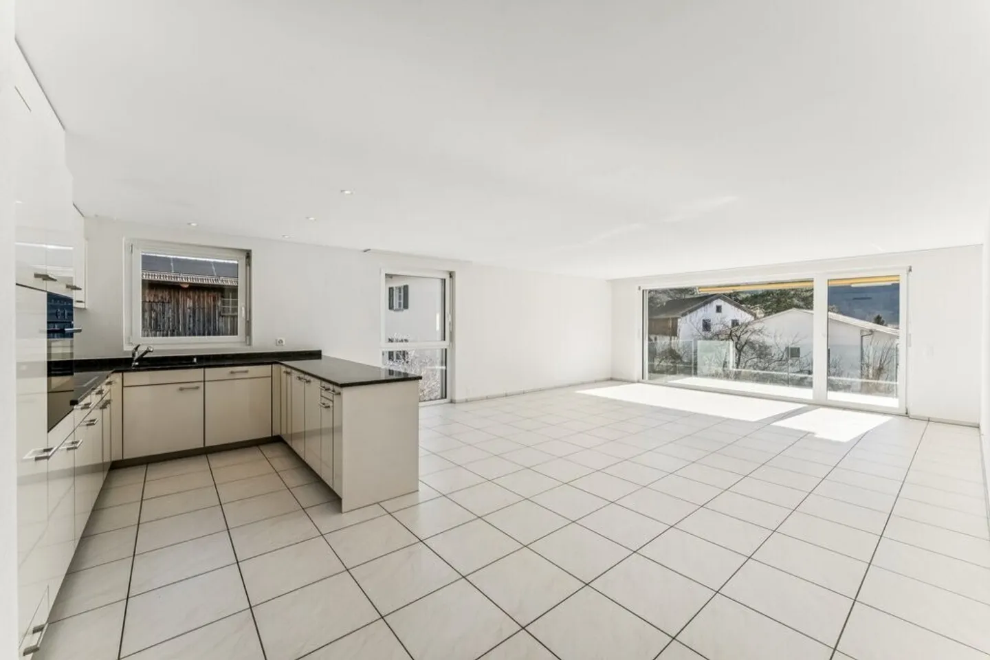 Spacious 3.5-Room Apartment - Photo 4 of 11